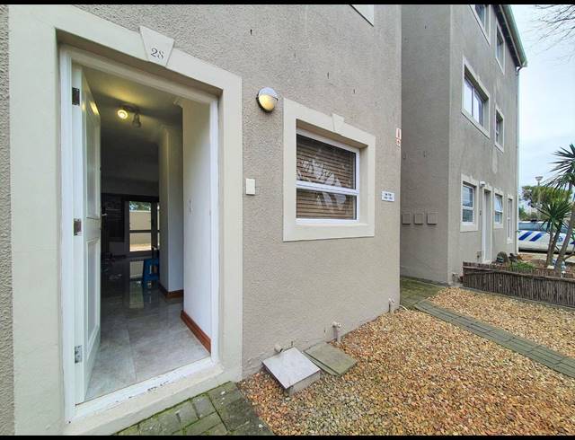2 BEDROOM APARTMENT TO LET IN TOWNSEND ESTATE